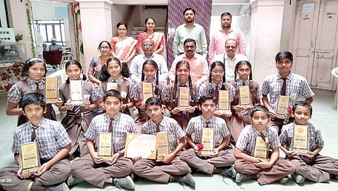 सिन्नर : सरदवाडी शाळेतील शिष्यवृत्ती परीक्षेतील गुणवत्ताधारक विद्यार्थ्यांच्या गौरवप्रसंगी सोमनाथ पावसे, मारुती कुलकर्णी, राजेंद्र देशपांडे, सुरेखा जेजूरकर आदी.