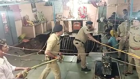 Madhya Pradesh: इंदूरमध्ये रामनवमी दिवशी मोठी दुर्घटना, विहिरीचे छत कोसळून २५ हून अधिकजण पडले पाण्यात