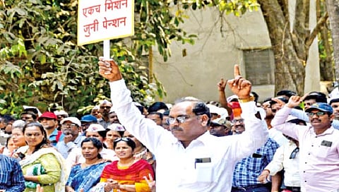 कोल्हापूर : कार्यालये ओस, शाळा बंद