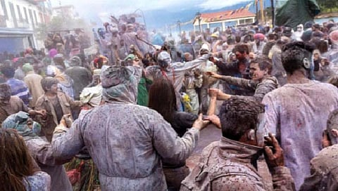 ग्रीसमध्येही खेळली जाते होळी! रंगांनी नव्हे, तर…