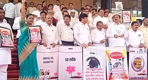 गुजरातचा निरमा, क्लीनचीट मिळवा; बॅनर फडकवत महाविकास आघाडीचे आंदोलन