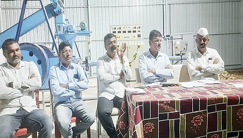 मालेगाव : शिवतीर्थ अॅग्रो फीड्स प्रकल्पाची माहिती देताना कंपनीचे अध्यक्ष संजय हिरे. समवेत बंडूकाका बच्छाव.