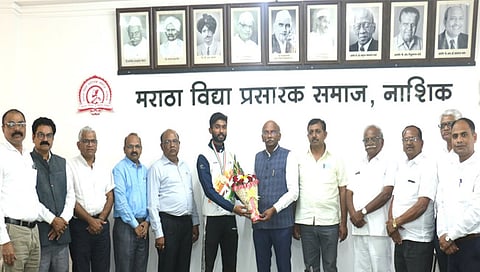 ओझर : महाविद्यालयाचा विद्यार्थी व सुवर्णपदक विजेता क्रीडापटू शुभम भंडारे याचा सत्कार करताना मविप्र संस्थेचे सरचिटणीस ॲड. नितीन ठाकरे. समवेत पदाधिकारी. (छाया: मनोज कावळे)