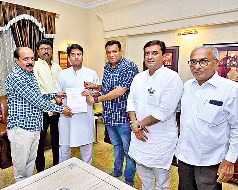 सांगली : केंद्रीयमंत्री ज्योतिरादित्य सिंधिया यांना निवेदन देताना भाजपचे शेखर इनामदार, मकरंद देशपांडे, जनसुराज्यचे समित कदम.