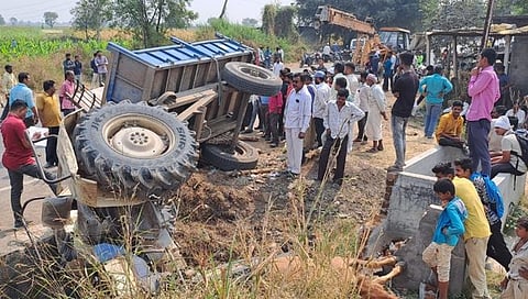 जळगाव : वाळूचे ट्रॅक्टर बैलगाडीला धडकले; दोन्ही बैल ठार, शेतकरी बचावला
