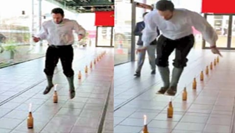 ऐकावे ते नवलं… त्याने केला उड्या मारत पायांनी मेणबत्ती विझविण्याचा विश्वविक्रम