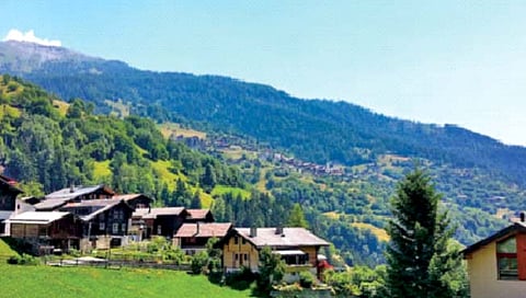 ‘या’ गावात राहण्यासाठी मिळतात पैसे!