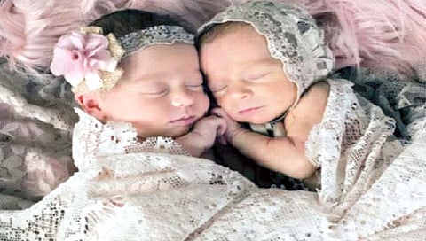 जुळ्यांना ओळखता न आल्याने आई गेली पोलिसात