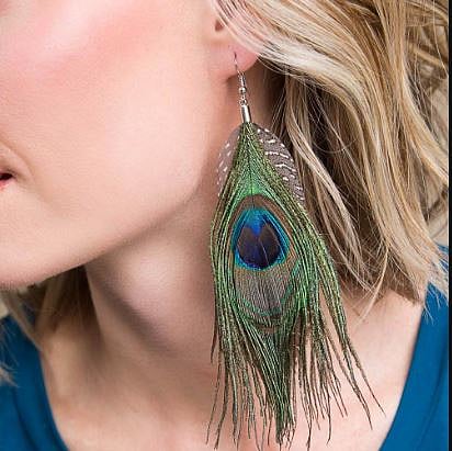 ट्रेंड फीदर इअररिंग्जचा