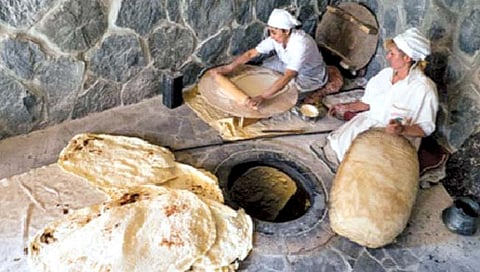 Biggest Roti आर्मेनियात भल्या मोठ्या आकाराची रोटी बनते.