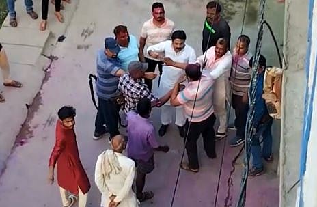 बिहार : दोन गटांत तुफान हाणामारी; व्हिडिओ रेकॉर्डिंग करणाऱ्यालाच लागली बंदुकीची गोळी (Video)