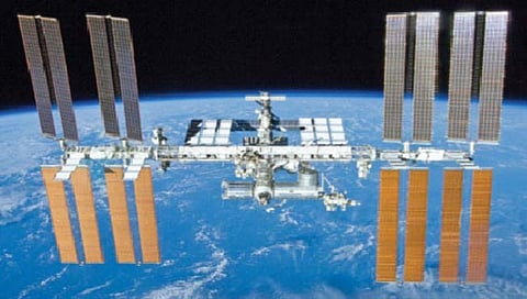 अंतराळ स्थानक उपग्रहाच्या धडकेपासून बचावले!