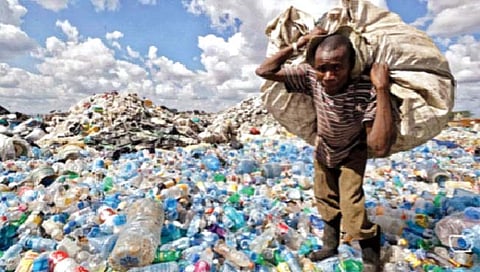 प्लास्टिक बाटल्यांंचा कचरा