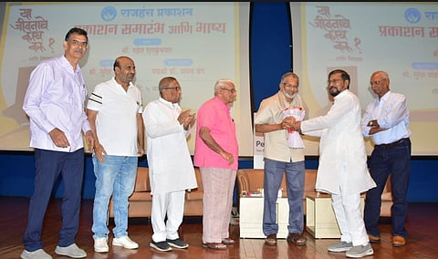 नागपूर : ‘या जीवनाचे काय करू ?... आणि निवडक’ या पुस्तकाचा प्रकाशन सोहळाप्रसंगी डॉ. अभय बंग, सुरेश पांढरीपांडे, राजहंस प्रकाशनचे नरेश सबजीवाले, ज्येष्ठ साहित्यिक महेश एलकुंचवार आदी.