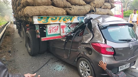 पुणे-मुंबई एक्स्प्रेस वेवर भीषण अपघात; भरधाव कारची ट्रकला मागून धडक, 3 जणांचा जागीच मृत्यू