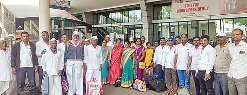 मोरगाव : शेतकर्यांची विमानातून तिरुपती यात्रा; पिकअपमधून विमानतळावर