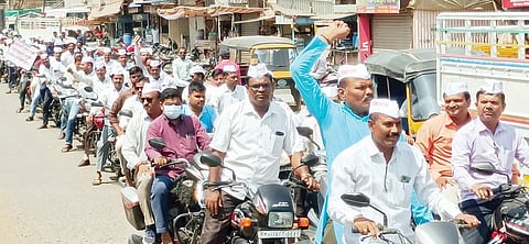 शिक्षक, कर्मचार्यांची मोटरसायकल रॅली; जुन्या पेन्शन योजनेसाठी दणाणले पाथर्डी शहर