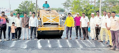 बेलसर-उरुळी कांचन रस्त्यावर बसले गतिरोधक