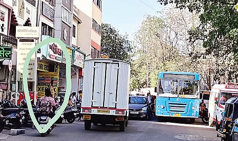 नवी सांगवी : रस्त्यातच बस उभी केल्याने कोंडी