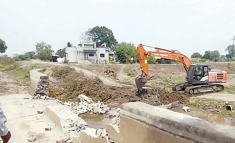 कर्जत : फुटलेल्या कालव्याची दुरुस्ती सुरू; आमदार रोहित पवार यांचे प्रयत्न