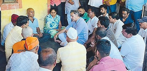 कार्ला : छत्रपती संभाजी महाराजांनी घेतली शिवभक्तांच्या कुटुंबीयांची भेट