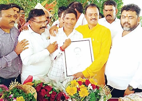 ओम कोकरे याने रेखाटलेले आमदार अशोक पवार यांचे व्यक्तिचित्र त्यांनाच भेट देताना ओम कोकरे. (छाया : एन. बी. मुल्ला)