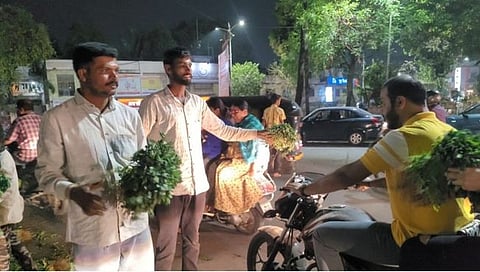 नाशिक : मेथी, कोथिंबीरला १ रुपया भाव ; शेतकऱ्यांचे नागरिकांना ‘फुकट लेके जाओ’