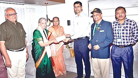 नाशिक : ८७ वर्षीय आजींनी सैनिकांना दिली पाच लाखांची भेट