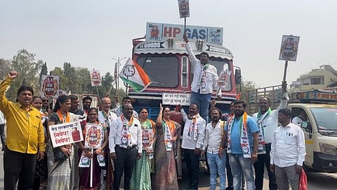 जळगाव : महागाई, गॅस दरवाढीविरोधात राष्ट्रवादीचे रास्ता रोको आंदोलन