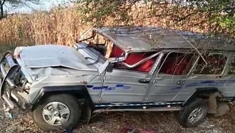 Nashik Lasalgaon : सायकलस्वाराला वाचविण्याच्या नादात अपघात; 10 जण जखमी