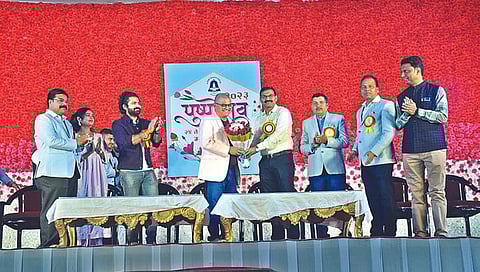 नाशिक : पुष्पोत्सवात भारत गणेशपुरे यांच्या स्किटने हास्यलहर