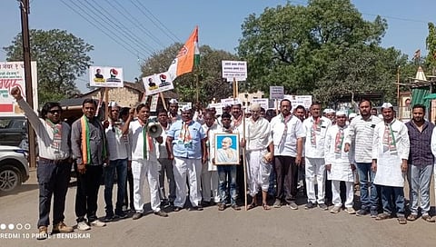 राहुल गांधी यांची खासदारकी रद्द केल्याच्या निषेधार्थ पिंपळनेरला काँग्रेसची निदर्शने