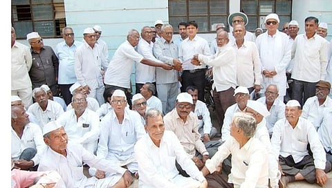 धुळे : साक्री तहसीलवर पांझरा कान कामगारांचा मोर्चा