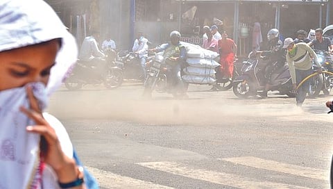 Nashik : अवकाळीची उघडीप, नाशिकच्या रस्त्यांवर धुळीचे साम्राज्य