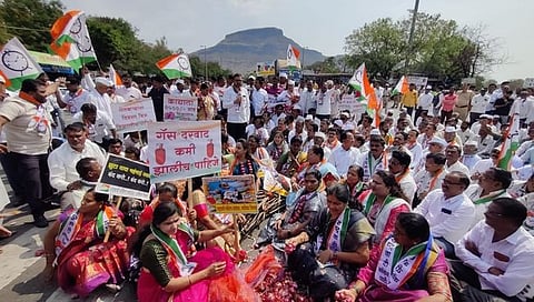 नाशिक : कांदाप्रश्नावर राष्ट्रवादी आक्रमक, मुंबई आग्रा महामार्ग अडवला