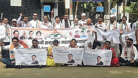 नाशिक : अदानी समुहाच्या महाघोटाळ्याविरोधात पर्दाफाश आंदोलन करताना काँग्रेस पदाधिकारी-कार्यकर्ते.