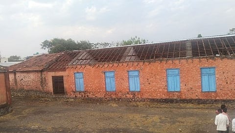 नाशिक : दहिवडला वादळी पावसाने उडाले शाळेचे पत्रे