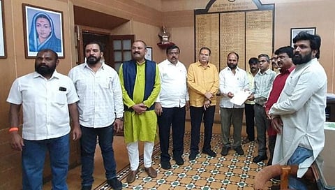 नाशिक : पंचनामे करून शेतकऱ्यांना तातडीने नुकसानभरपाई द्या ; ठाकरे गटाचे जिल्हाधिकाऱ्यांना निवेदन