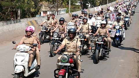 नंदुरबार : महिला पोलिसांच्या मोटारसायकल रॅलीने वेधले लक्ष