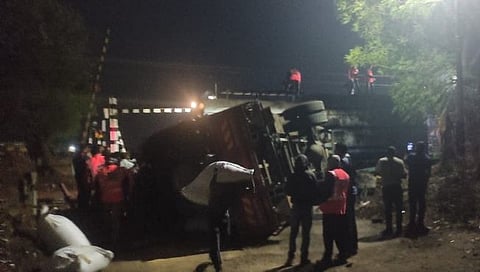 नाशिक : निफाड शिवडी रेल्वे गेटला ट्रकची धडक, मोठा अनर्थ टळला