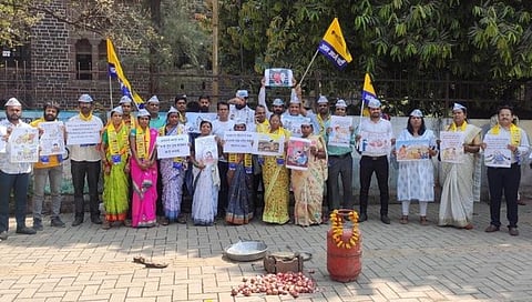 नाशिक : जिल्हाधिकारी कार्यालयासमोर ‘आप’चे अनोखे आंदोलन