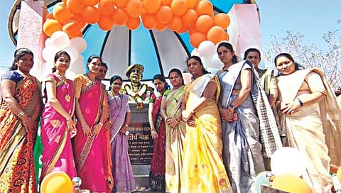 महिला दिन विशेष : मनातील हळवा कोपरा बाजूला ठेवत इतरांसाठी जगणाऱ्या ‘वीरांगणा’