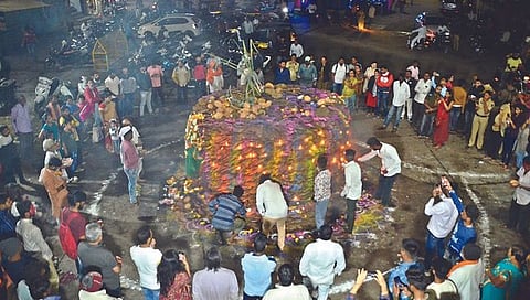 नाशिककरांनी केले होळीचे दहन