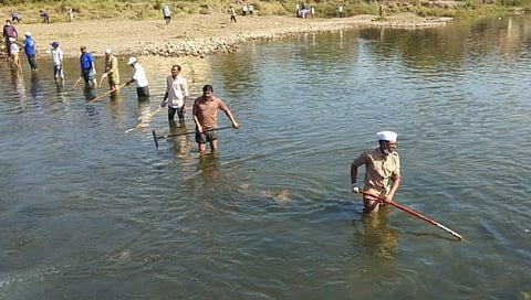 धुळे : पिंपळनेरच्या निरंकारी मंडळाकडून पांझरा नदीपात्राची स्वच्छता