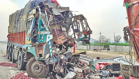 समृद्धी महामार्ग : टायर फुटलेल्या ट्रकवर भरधाव ट्रक आदळून भीषण अपघात दोनजण जागीच ठार