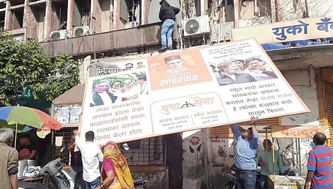 नाशिक : सावरकरांबद्दलचे युवा सेनेचे पोस्टर हटविले