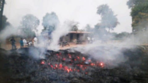 धुळे : शेणपूर येथे भीषण आग, शॉर्टसर्किटमुळे ५०० क्विंटल मक्याचा चाऱ्यासह, गोठा जळून खाक