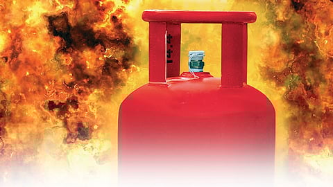 सिलिंडरमधून गॅसची चोरी अन्… गाडीची पार्टी बेतली जीवावर !