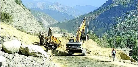 Jammu and Kashmir : जम्मू-श्रीनगर राष्ट्रीय महामार्गावर भूस्खलन, १ ठार, ६ जखमी