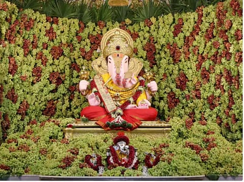 पुणे: ‘दगडूशेठ’ गणपती मंदिरात 2 हजार किलो द्राक्षांची आरास